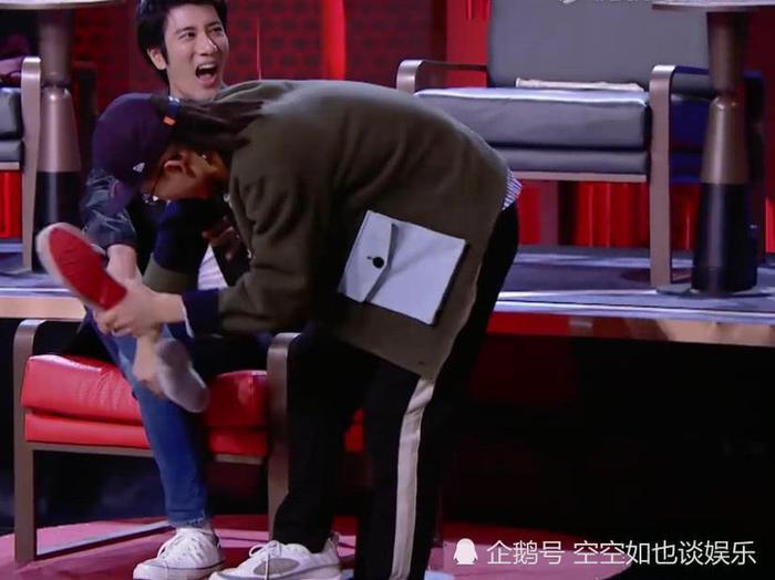 池子强脱王力宏的鞋，不小心暴露袜底破洞，完美人设崩塌