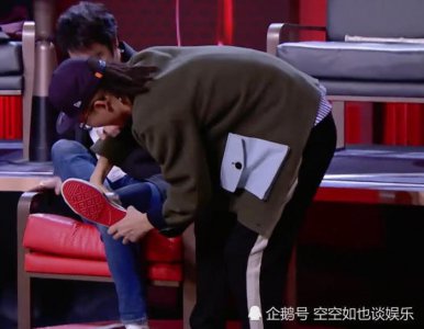 ​池子强脱王力宏的鞋，不小心暴露袜底破洞，完美人设崩塌