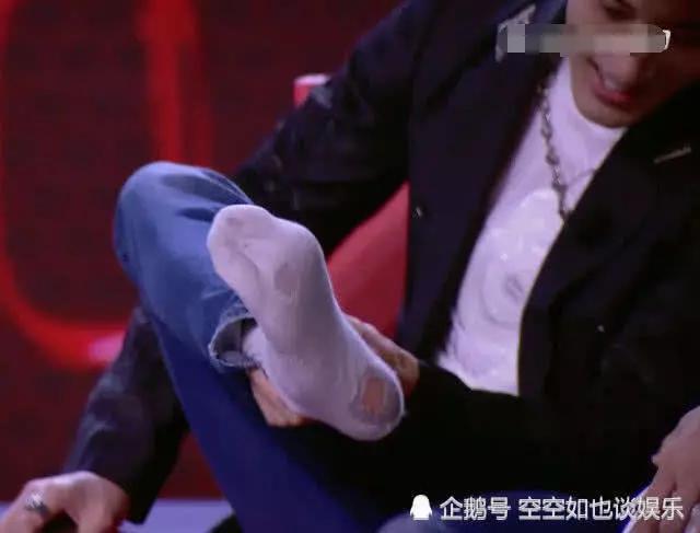 池子强脱王力宏的鞋，不小心暴露袜底破洞，完美人设崩塌