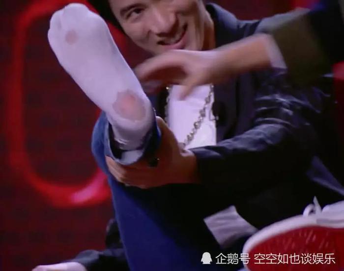 池子强脱王力宏的鞋，不小心暴露袜底破洞，完美人设崩塌