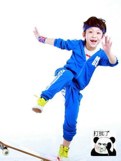 洪世贤“儿子”长大了，时隔多年竟成“校草”，这颜值过分了！