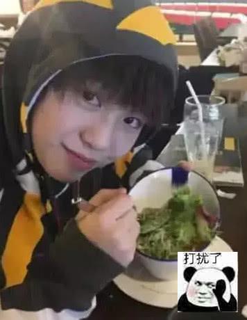 洪世贤“儿子”长大了，时隔多年竟成“校草”，这颜值过分了！