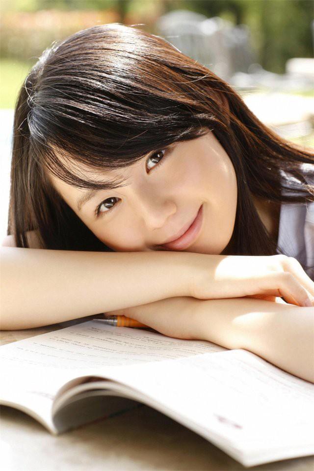 日本清纯美女小池里奈连体泳衣写真 肌肤白嫩笑容迷人