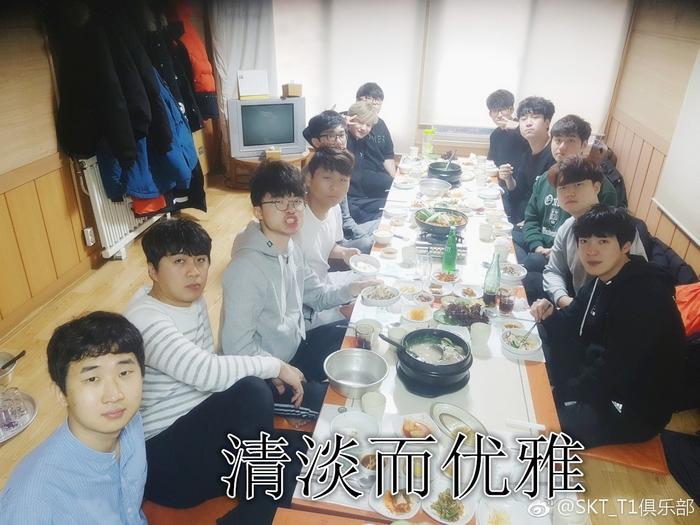 SKT全员送别小花生，网友满是祝福！Faker的表情亮了