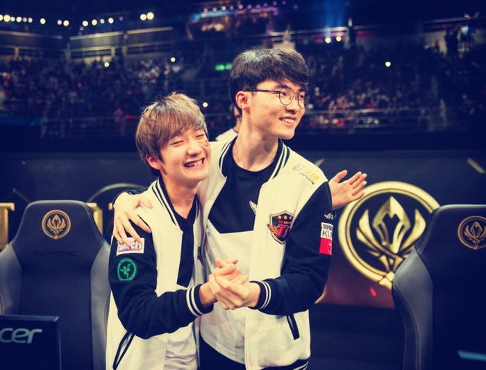 SKT全员送别小花生，网友满是祝福！Faker的表情亮了