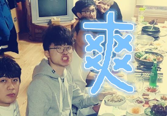 SKT全员送别小花生，网友满是祝福！Faker的表情亮了