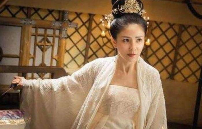 战南城软禁疯妃，除了为牵制战北野，还有一个令人羞耻的原因！