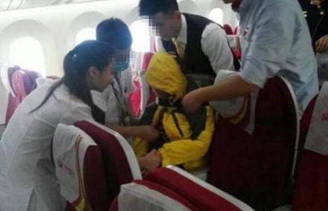乘客在飞机上突然死亡，乘务员竟把尸体这处理，简直太吓人了！
