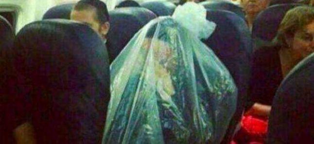 乘客在飞机上突然死亡，乘务员竟把尸体这处理，简直太吓人了！