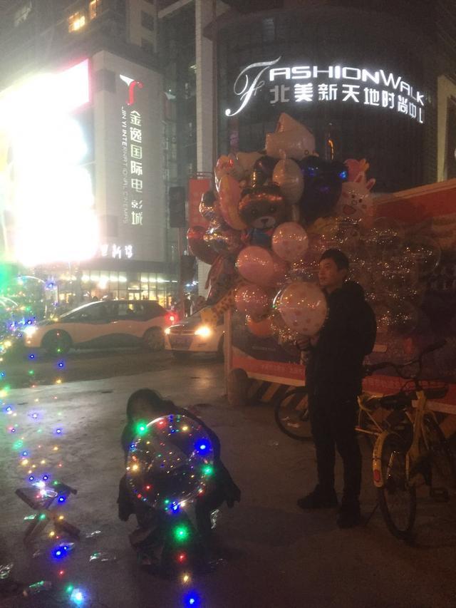 大妈太原街头卖“网红发光气球”，30元一个，你会买吗？