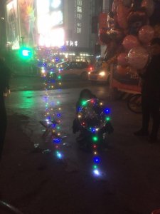 ​大妈太原街头卖“网红发光气球”，30元一个，你会买吗？