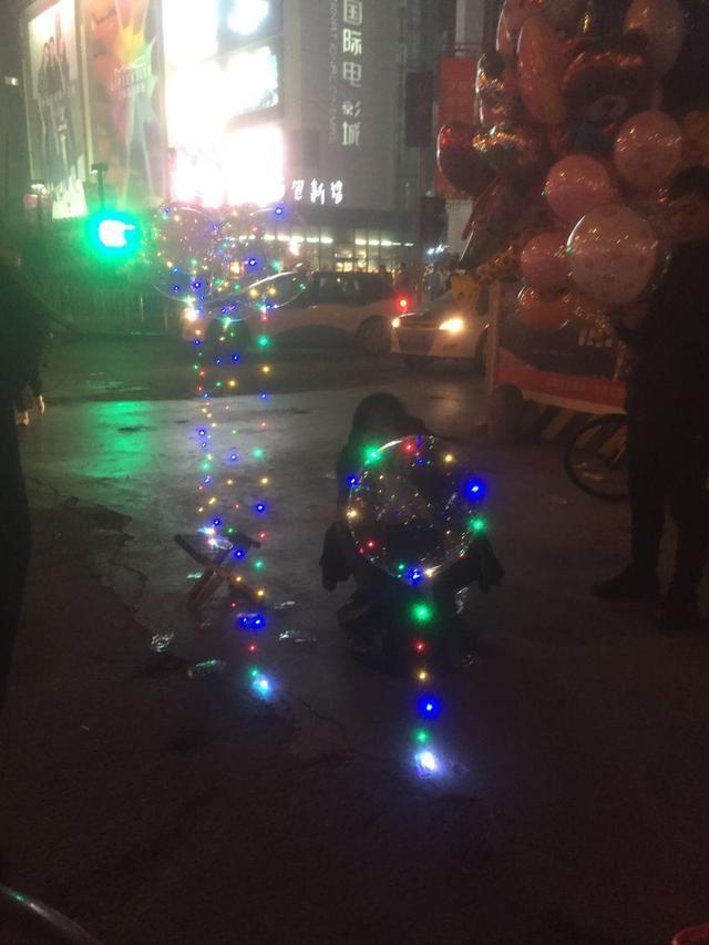 大妈太原街头卖“网红发光气球”，30元一个，你会买吗？