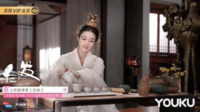 ​曲阑深处重相见，匀泪偎人颤