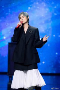 ​惹争议!李宇春穿西装搭长裙出席微博之夜，春哥要变“春姐”了吗?