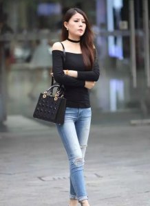 ​成熟美女妩媚迷人，一双修长的大白腿十分抢眼，让人欲罢不能