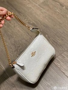 ​轻奢品牌Coach这两年的女包逐渐从老土变得时尚了！