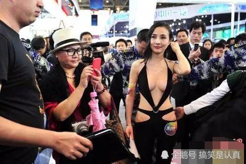 翘臀的她靠着“齐P小钻裙”, 稳稳的超越干露露的“布条装”