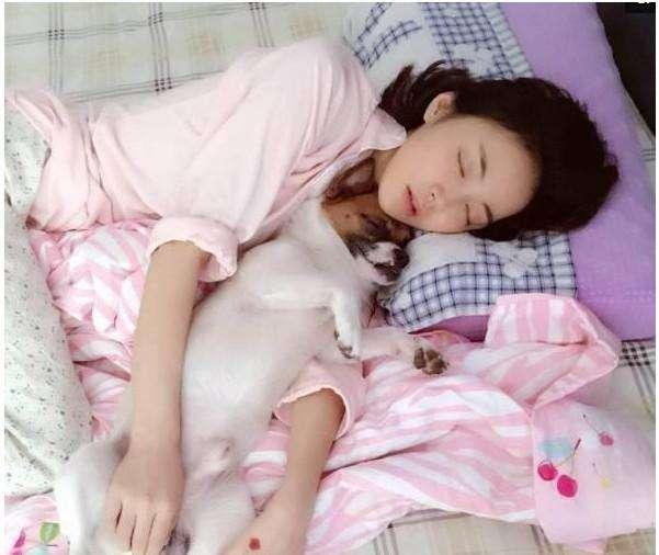 乳神潘春春晒照, 萌狗抢镜, 网友: 这福利太大