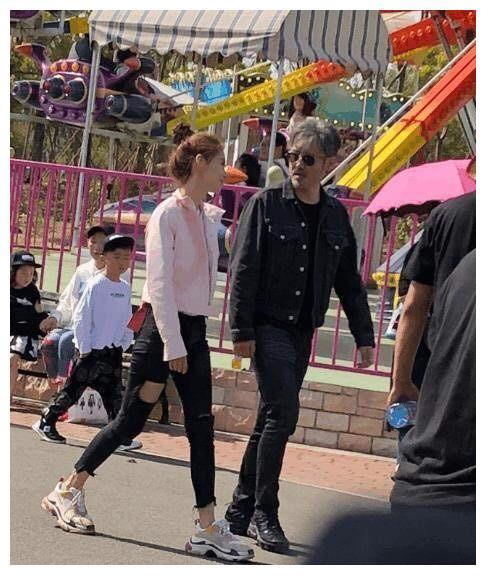 总是大叔配萝莉,网友偶遇baby和吴秀波,还真的配