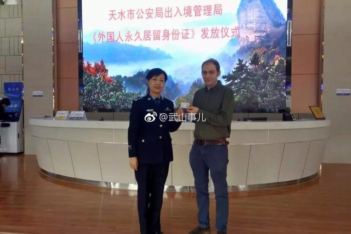 娶天水媳妇,领天水首张“中国绿卡”,这个英国男子不一般