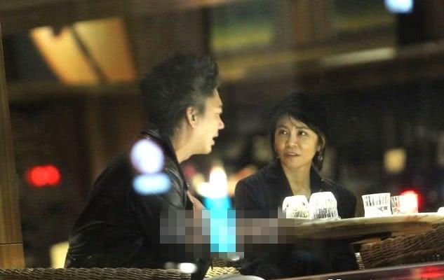 大S一家三口巡视自家酒店