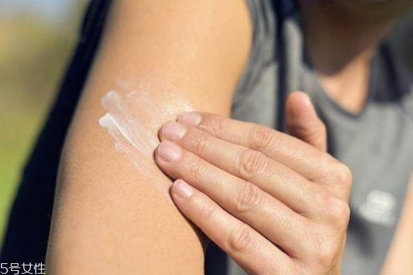 涂防晒霜的正确方式 涂防晒霜的4个误区 涂防晒霜的正确方式 涂防晒霜的4个误区