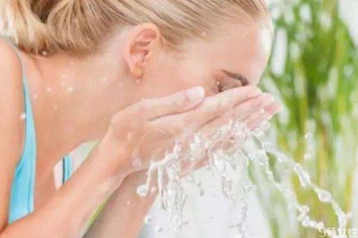 ​早上应不应该用洗面奶洗脸呢 早上洗脸要注意什么呢