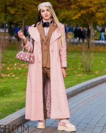 粉色包包配什么颜色衣服?粉色包包搭配服装图片 粉色包包配什么颜色衣服?粉色包包搭配服装图片