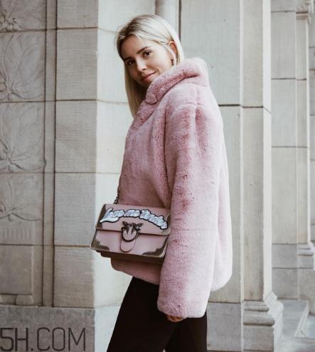 粉色包包配什么颜色衣服?粉色包包搭配服装图片 粉色包包配什么颜色衣服?粉色包包搭配服装图片