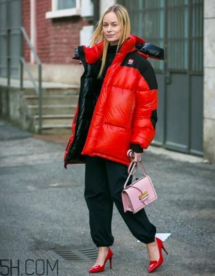 粉色包包配什么颜色衣服?粉色包包搭配服装图片 粉色包包配什么颜色衣服?粉色包包搭配服装图片