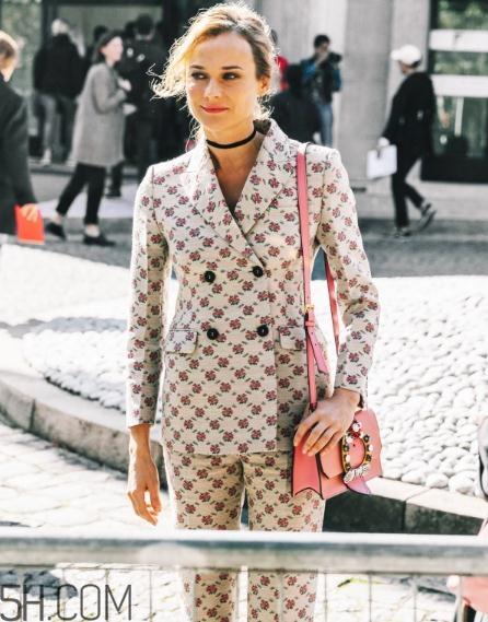 粉色包包配什么颜色衣服?粉色包包搭配服装图片 粉色包包配什么颜色衣服?粉色包包搭配服装图片