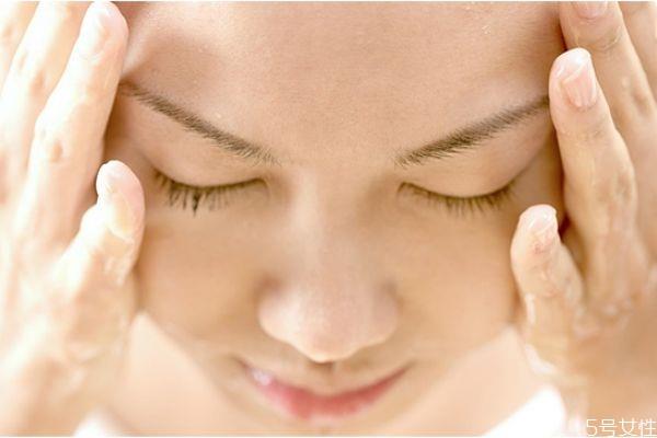 冬天脸出油怎么回事 冬天脸出油是油性皮肤吗 冬天脸出油怎么回事 冬天脸出油是油性皮肤吗