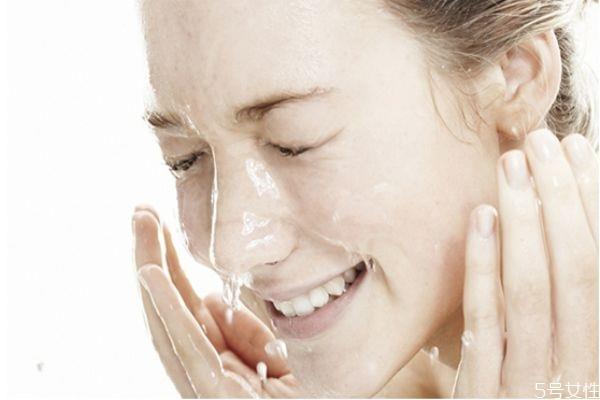 冬天脸出油怎么回事 冬天脸出油是油性皮肤吗 冬天脸出油怎么回事 冬天脸出油是油性皮肤吗