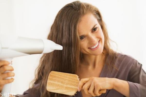 睡觉应不应该扎头发 原来一直都做错了 睡觉应不应该扎头发 原来一直都做错了