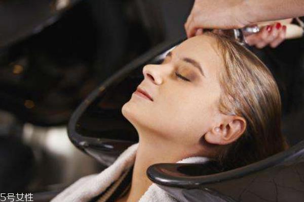 睡觉应不应该扎头发 原来一直都做错了 睡觉应不应该扎头发 原来一直都做错了