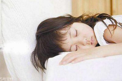 ​睡觉应不应该扎头发 原来一直都做错了