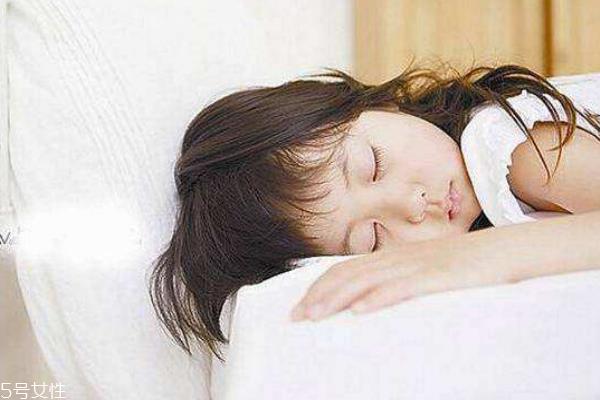睡觉应不应该扎头发 原来一直都做错了 睡觉应不应该扎头发 原来一直都做错了