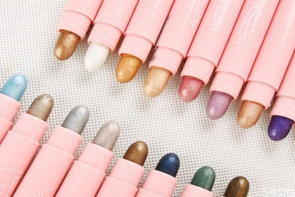 高光棒可以用来遮瑕吗 遮瑕笔和高光棒区别 高光棒可以用来遮瑕吗 遮瑕笔和高光棒区别