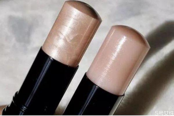 高光棒可以用来遮瑕吗 遮瑕笔和高光棒区别 高光棒可以用来遮瑕吗 遮瑕笔和高光棒区别