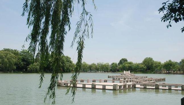 一什么石桥（一什么石桥架湖面两什么渔船在岸边联想到那些诗词）