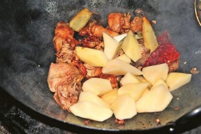 ​酱香大盘鸡用什么酱(酱香牛蛙用什么酱)