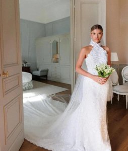 ​从豪放到高雅：Sofia Richie的静奢转型与时尚演绎