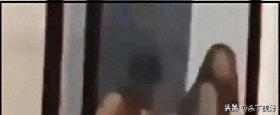 ​教室惊现创意运动风潮：女生双手撑在桌子双腿跪椅子引发热议！