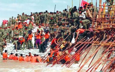 ​1998年特大洪水有多可怕？30万军人跳江布防，老百姓哭求：别跳了