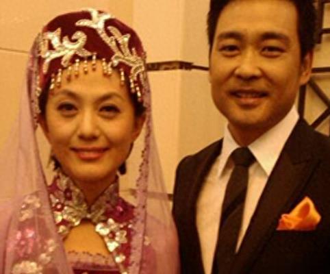 实拍董卿老搭档季小军和妻子近照，获央视“十佳主持人”，常被误以为是华裔，生活低调妻子身份成谜