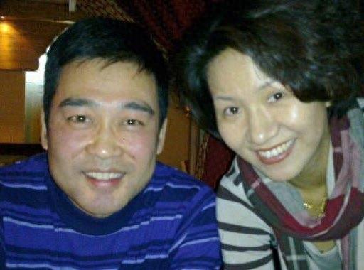 实拍董卿老搭档季小军和妻子近照，获央视“十佳主持人”，常被误以为是华裔，生活低调妻子身份成谜