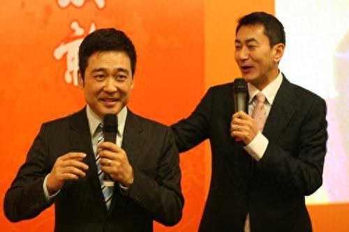 实拍董卿老搭档季小军和妻子近照，获央视“十佳主持人”，常被误以为是华裔，生活低调妻子身份成谜