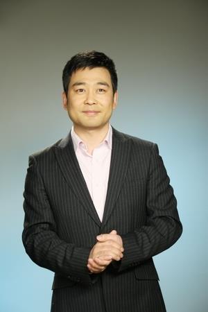 实拍董卿老搭档季小军和妻子近照，获央视“十佳主持人”，常被误以为是华裔，生活低调妻子身份成谜