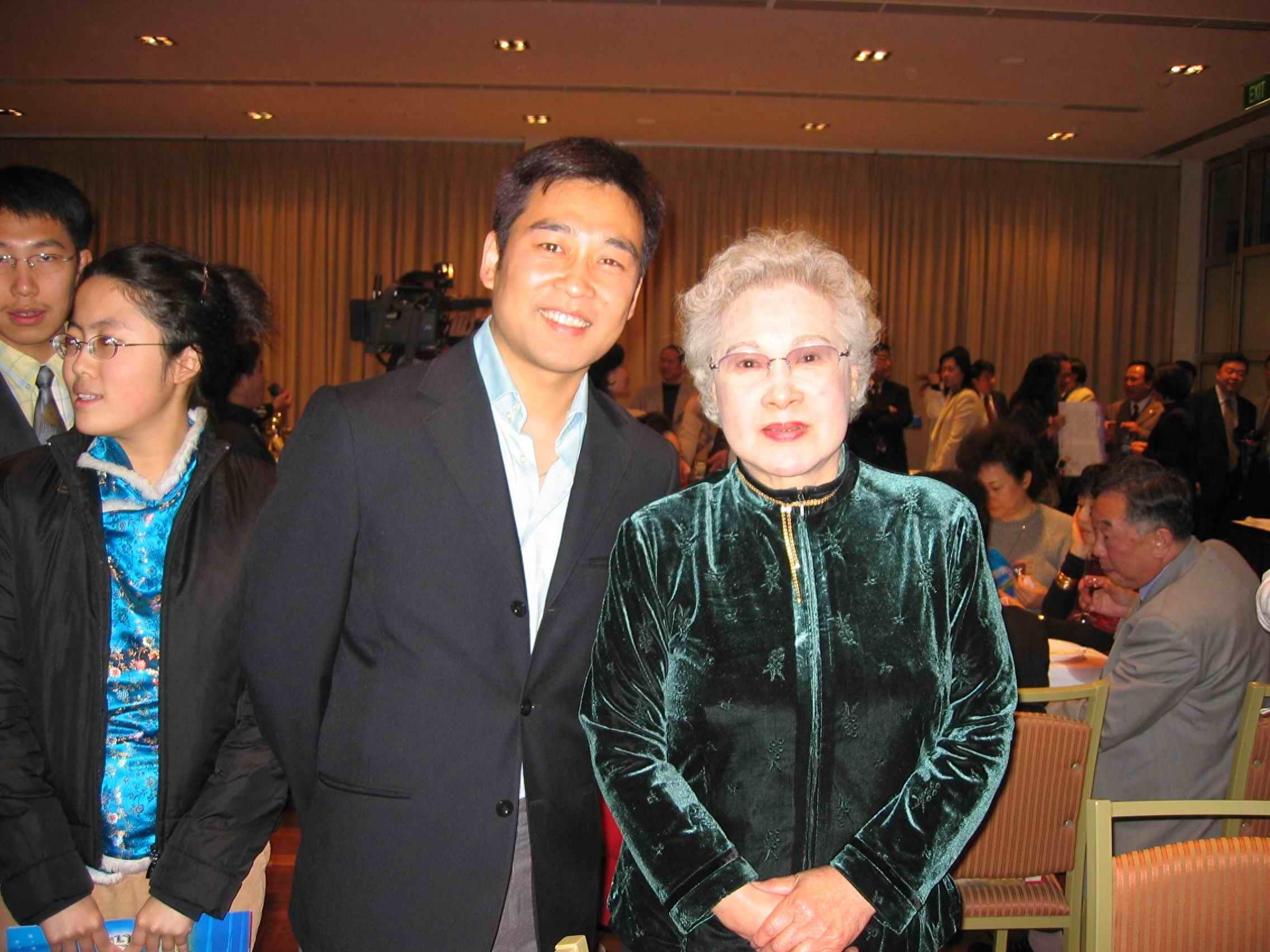 实拍董卿老搭档季小军和妻子近照，获央视“十佳主持人”，常被误以为是华裔，生活低调妻子身份成谜