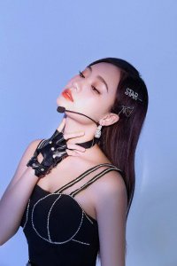 ​美女姐姐惊艳登场，一袭紧身黑色套装引领风潮